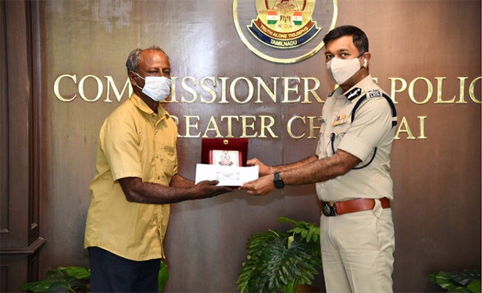 chennai autodriver handover one lakh seventy five thousand to police