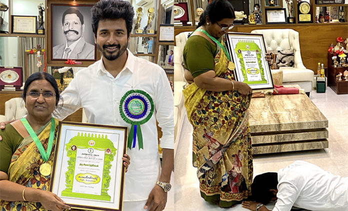 sivakarthikeyan with his mother