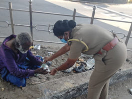 chennai police providing food for road side people